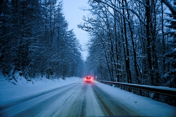 Bild vergr&ouml;&szlig;ern: Nochmals kräftigere Schneefälle: Verkehrsprobleme in Bayern