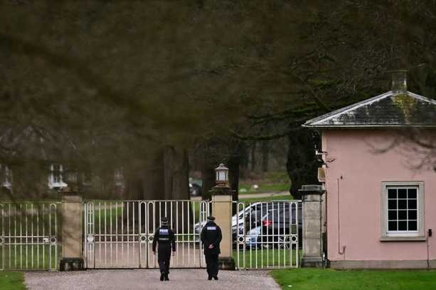 Bild vergr&ouml;&szlig;ern: Epstein-Affäre: Britische Ermittler setzen Durchsuchungen in Windsor fort