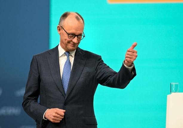 Bild vergr&ouml;&szlig;ern: Rückendeckung für den Kanzler: CDU-Parteitag bestätigt Merz klar als Vorsitzenden