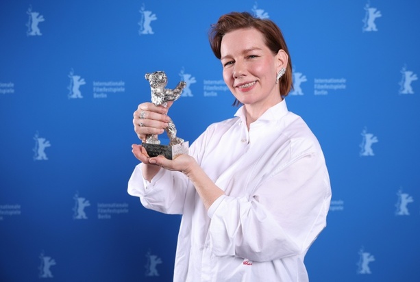 Bild vergr&ouml;&szlig;ern: Schauspielerin Sandra Hüller mit Silbernem Bären für beste Hauptrolle ausgezeichnet