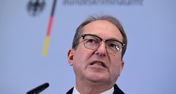 Innenminister Dobrindt will Asylbewerber schneller in Arbeit bringen