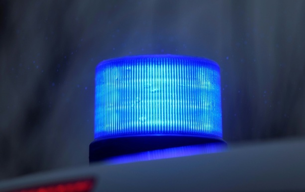 Bild vergr&ouml;&szlig;ern: Hessen: Auto überfährt Mauer und landet in Vorgarten - Ermittlungen gegen 17-Jährigen