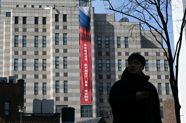 Bild vergr&ouml;&szlig;ern: Vor Jahrestag des Ukraine-Kriegs: Siegesbanner an russischer Botschaft in Südkorea