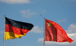 Kanzler Merz bricht zu Antrittsbesuch in China auf - Treffen mit Xi am Mittwoch