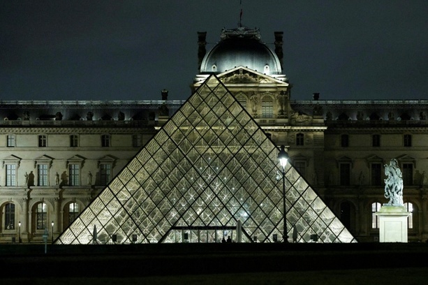 Bild vergr&ouml;&szlig;ern: Vier Monate nach Juwelen-Raub im Louvre: Museums-Direktorin tritt zurück