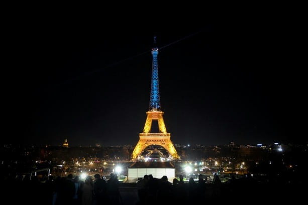 Bild vergr&ouml;&szlig;ern: Vier Jahre Krieg: Eiffelturm leuchtet in ukrainischen Nationalfarben