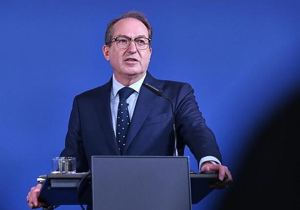 Bild vergr&ouml;&szlig;ern: Dobrindt weist Kritik im Umgang mit Rassismus-Studie von sich