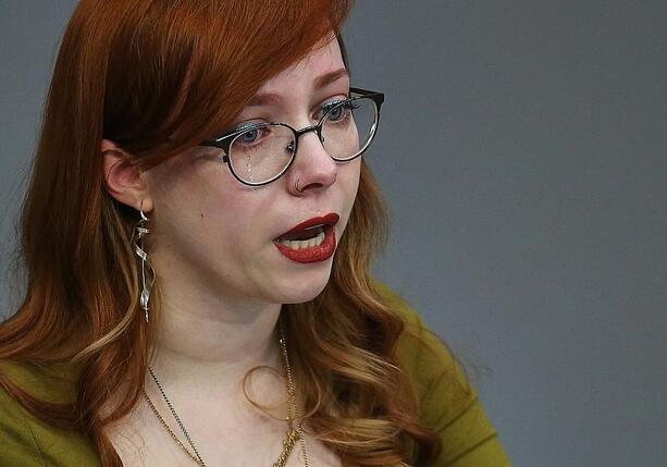 Bild vergr&ouml;&szlig;ern: Linken-Abgeordnete bricht bei Rede über Missbrauch in Tränen aus