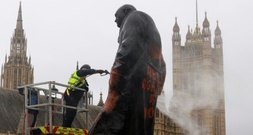 Churchill-Statue in London mit Farbe und pro-palästinensischen Sprüchen beschmiert