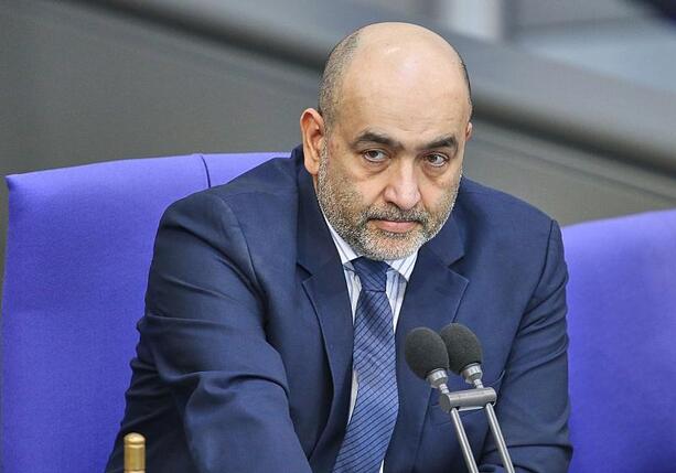 Bild vergr&ouml;&szlig;ern: Nouripour will mehr Beinfreiheit für Grünen-Spitze