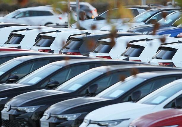 Bild vergr&ouml;&szlig;ern: Autohandel fürchtet trotz E-Auto-Prämie Umsatzverlust