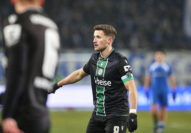 Bild vergr&ouml;&szlig;ern: 2. Bundesliga: Hannover 96 siegt knapp gegen Arminia Bielefeld