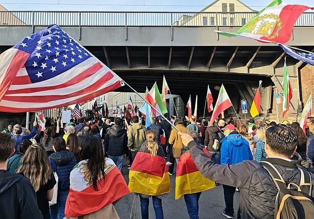 Bild vergr&ouml;&szlig;ern: Tausende begrüßen bei Demo in Berlin Angriff auf den Iran