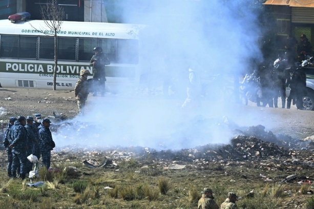 Bild vergr&ouml;&szlig;ern: Mindestens 22 Tote nach Unglück mit Militärflugzeug in Bolivien