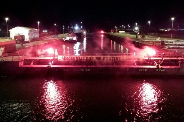 Bild vergr&ouml;&szlig;ern: Protest gegen Atomgeschäfte mit Russland: Greenpeace blockiert Frachter