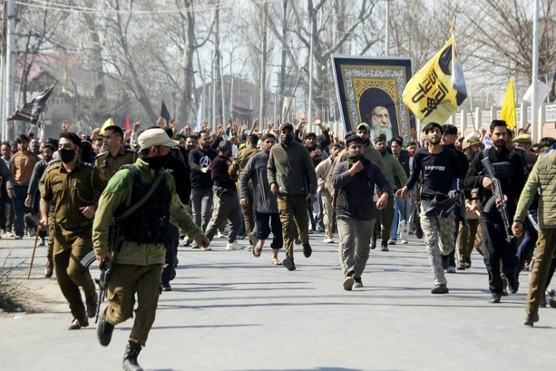 Bild vergr&ouml;&szlig;ern: Zusammenstöße mit indischer Polizei bei Protesten gegen Tötung Chameneis in Kaschmir