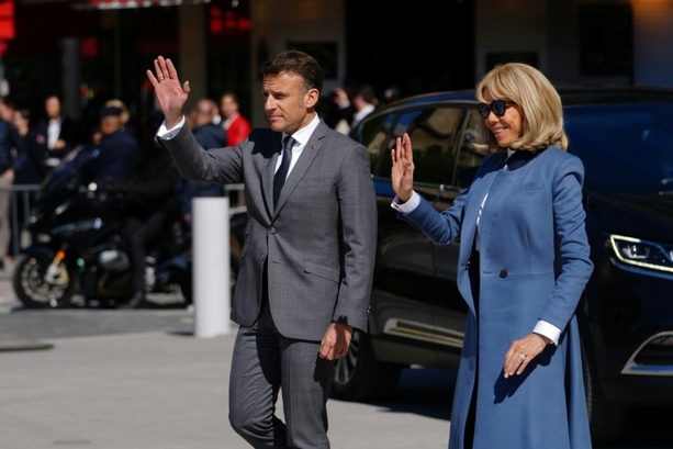 Bild vergr&ouml;&szlig;ern: Erst er, dann sie: Brigitte Macron trägt wegen Augenproblems Sonnenbrille