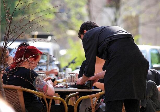 Bild vergr&ouml;&szlig;ern: Restaurants geben Steuerentlastung kaum an Kunden weiter