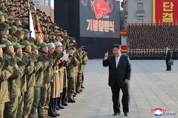 Bild vergr&ouml;&szlig;ern: Nordkorea enthüllt offenbar erstmals Statue von Machthaber Kim