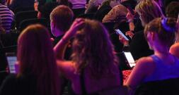 Özdemir will Handys an Schulen verbieten