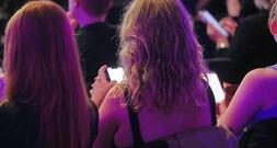 Deutsche verbringen immer mehr Zeit an ihren Smartphones