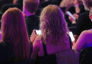 Deutsche verbringen immer mehr Zeit an ihren Smartphones