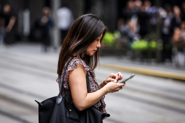 Bild vergr&ouml;&szlig;ern: Deutsche nutzen Smartphone im Schnitt drei Stunden am Tag