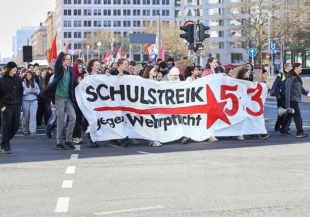 Bild vergr&ouml;&szlig;ern: Schüler demonstrieren bundesweit gegen Wehrdienstpläne