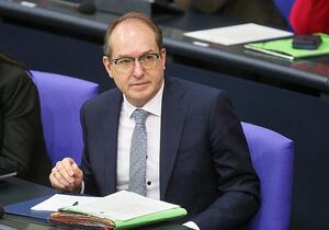 Dobrindt verkündet Einigung bei Abschiebezentren