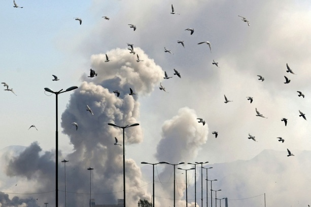 Bild vergr&ouml;&szlig;ern: Iran-Krieg: Neue Angriffe auf Teheran und Golfstaaten - Trump zieht positive Bilanz