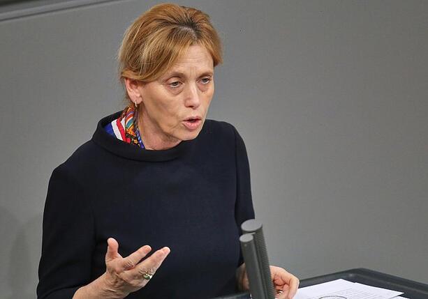 Bild vergr&ouml;&szlig;ern: Prien zeigt Sympathie für Frauenstreik