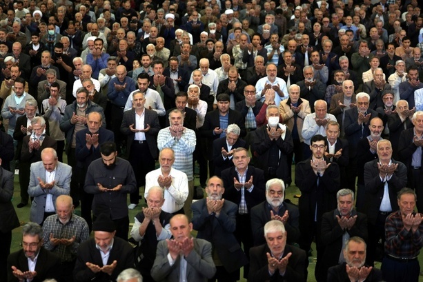 Bild vergr&ouml;&szlig;ern: Teheran: Iraner versammeln sich zum ersten Freitagsgebet seit Kriegsbeginn