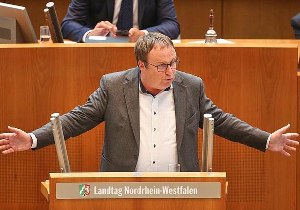 Bild vergr&ouml;&szlig;ern: NRW-Verkehrsminister bei Infrastruktur-Gesetz gegen Parteilinie