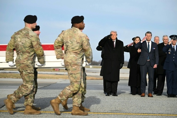 Bild vergr&ouml;&szlig;ern: Trump bei Zeremonie für im Iran getötete US-Soldaten