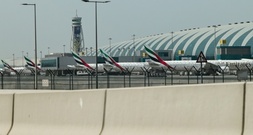 Flughafen Dubai stellt nach iranischem Angriff auf Emirate erneut Flugbetrieb ein
