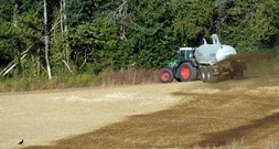 Anhänger kippt in Bayern um: 8000 Liter Gülle verteilen sich auf Straße