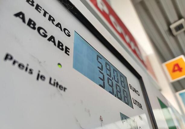 Bild vergr&ouml;&szlig;ern: Tankstellenverband begrüßt Eingriff bei Preisen