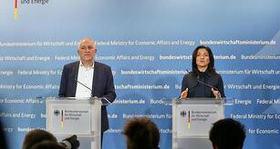 Reiche will mit Fünf-Punkte-Plan Industrie unter die Arme greifen