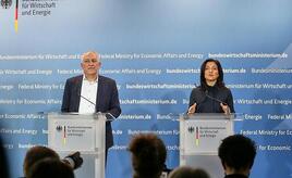 Reiche will mit Fünf-Punkte-Plan Industrie unter die Arme greifen