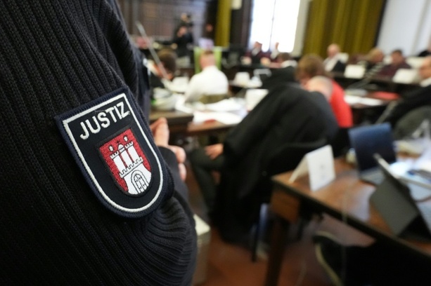 Bild vergr&ouml;&szlig;ern: Tödlicher Beilangriff auf Nachbarn: Mann in Hamburg in Psychiatrie eingewiesen