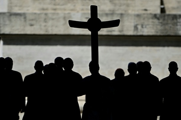 Bild vergr&ouml;&szlig;ern: Paderborner Erzbischof Bentz bittet nach Missbrauchsstudie um Verzeihung