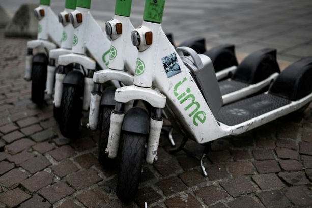 Bild vergr&ouml;&szlig;ern: Sturz von E-Scooter neben Straßenbahn: Jugendlicher in Frankfurt tödlich verunglückt