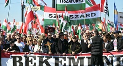 Zehntausende Anhänger Orbans demonstrieren vor Parlamentswahl in Ungarn