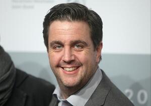 Bastian Pastewka stolpert bei Krimi-Podcast über Rollenbilder