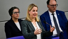 Bauministerin Hubertz fordert Mutterschutz für selbstständige Frauen