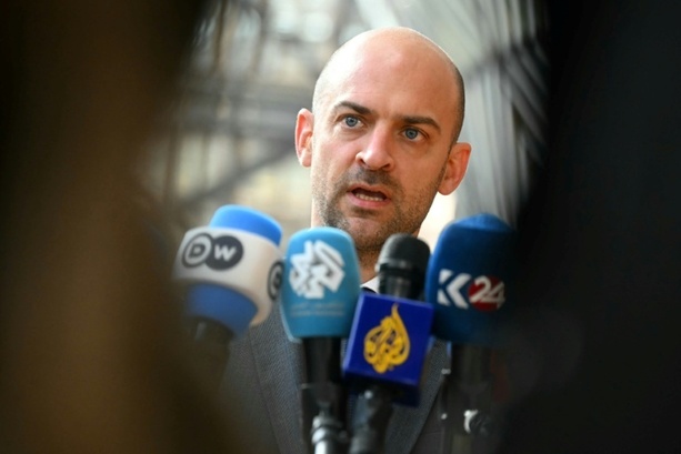 Bild vergr&ouml;&szlig;ern: Bundeskabinett tagt mit Frankreichs Außenminister Barrot als Gast