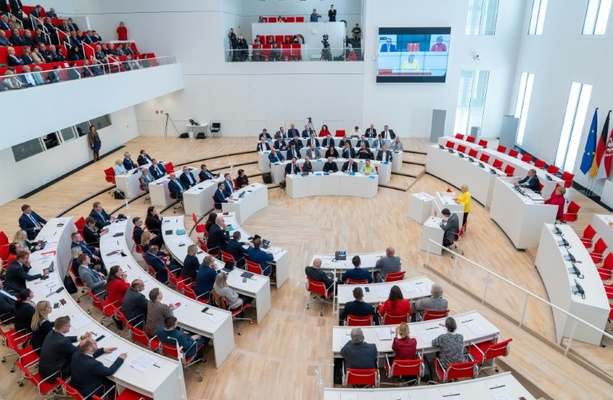 Bild vergr&ouml;&szlig;ern: Brandenburg: Neues Kabinett wird in Landtag vereidigt