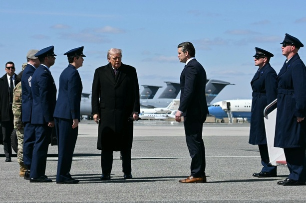 Bild vergr&ouml;&szlig;ern: Trump nimmt Leichen von bei Absturz von Tankflugzeug im Irak getöteten Soldaten im Empfang