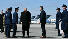 Trump nimmt Leichen von bei Absturz von Tankflugzeug im Irak getöteten Soldaten im Empfang