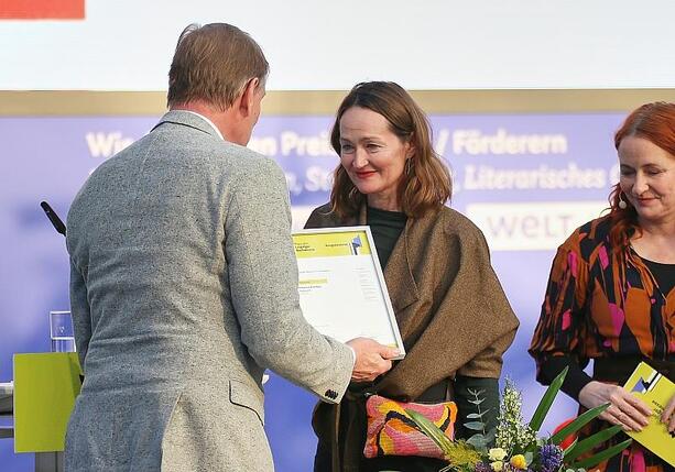 Bild vergr&ouml;&szlig;ern: Katerina Poladjan bekommt Preis der Leipziger Buchmesse